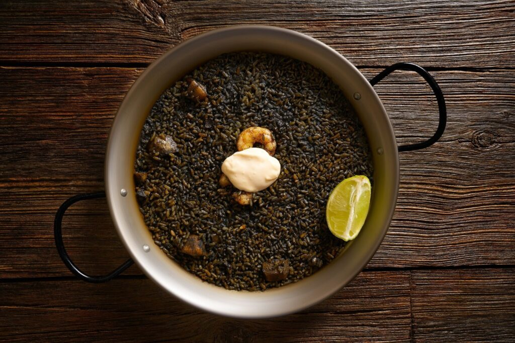 Paella de arroz negro con alioli para saber dónde comer en Segovia en Restaurante Embarcadero 601