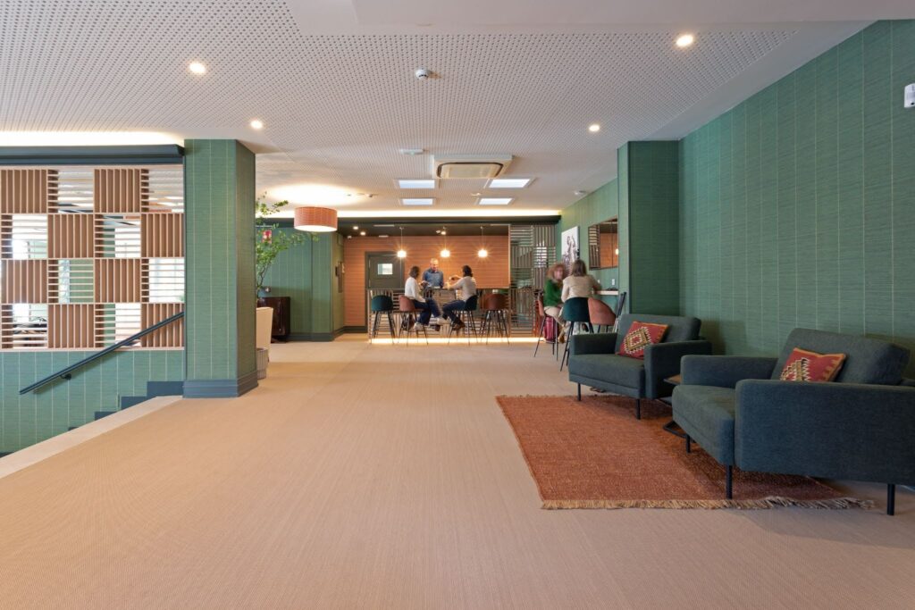 Salón de la cafetería del Hotel Faisanera Golf para saber dónde comer en Segovia de forma informal.
