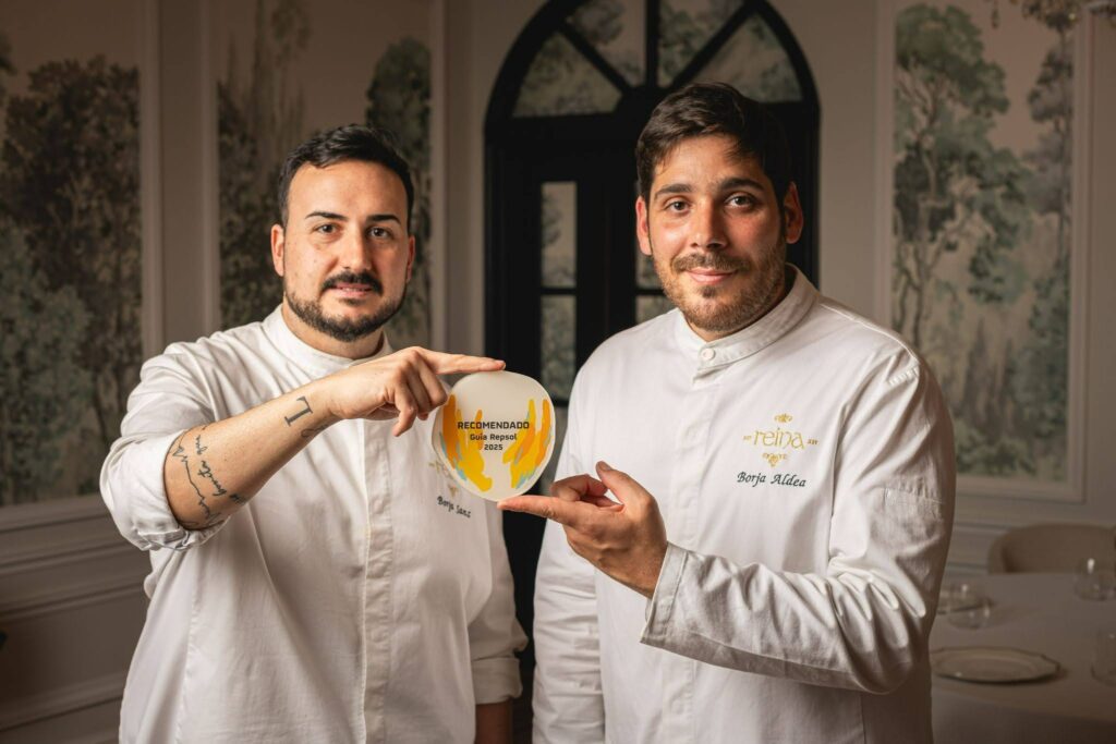 Chef Borja Aldea con el reconocimiento de la Guía Repsol para el Restaurante Reina XIV en Segovia.
