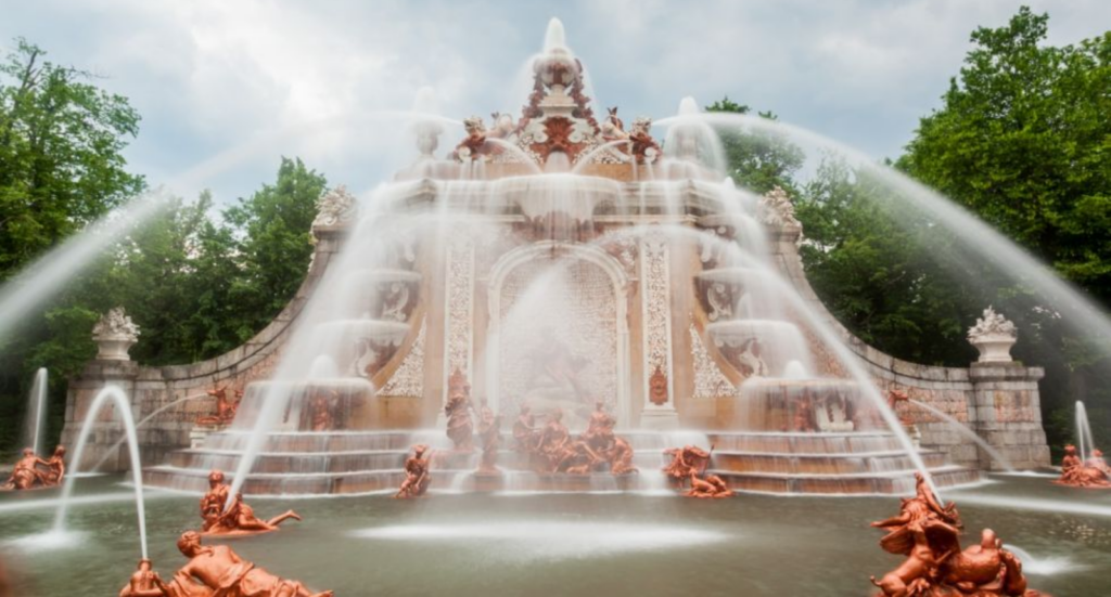 Espectáculo del agua fluyendo en la fuente monumental de los Baños de Diana, representativo de los días en que funcionan las fuentes de La Granja.