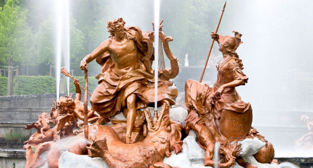 Detalle en bronce de Apolo derrotando a la serpiente Pitón, una de las escenas mitológicas clave en las fuentes de La Granja de San Ildefonso.
