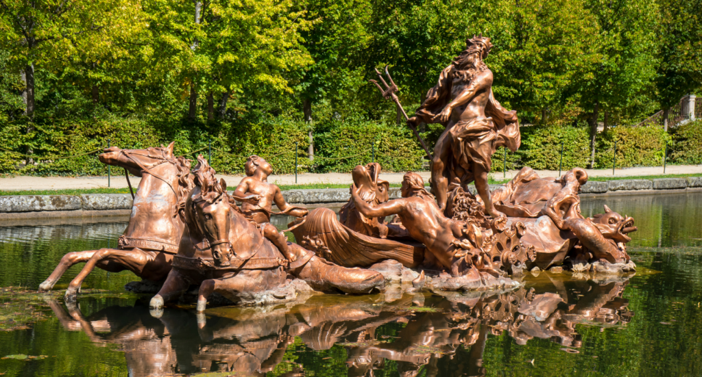 Escultura de bronce del dios Neptuno en su carro, perteneciente al conjunto monumental de las fuentes de La Granja de San Ildefonso.