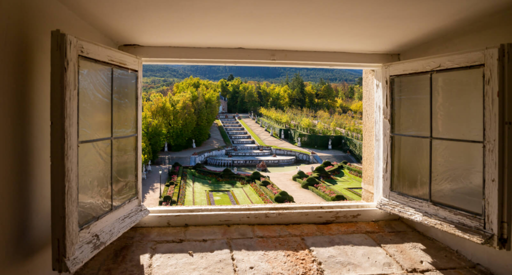 Vista de la Cascada Nueva y los jardines formales que reflejan la historia de las fuentes de La Granja y su inspiración en Versalles.