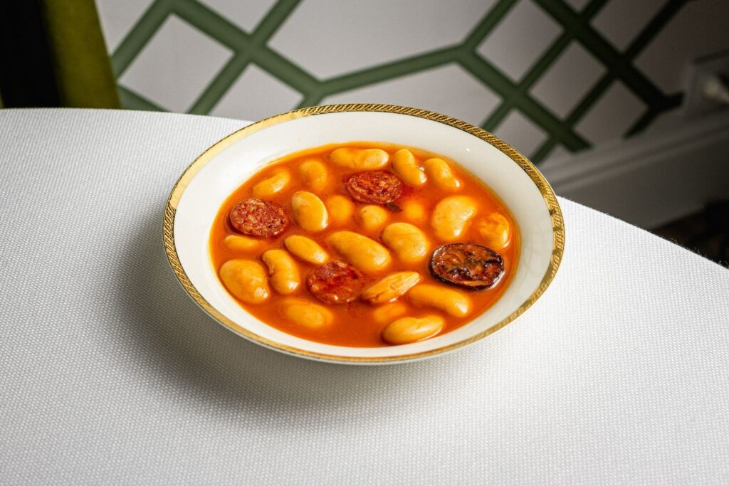 Plato tradicional de judiones de La Granja con chorizo para la guía de dónde comer en Segovia.