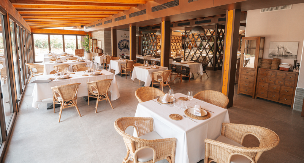 Comedor con ventanales del Restaurante Embarcadero 601 para saber dónde comer en Segovia cerca de La Granja.