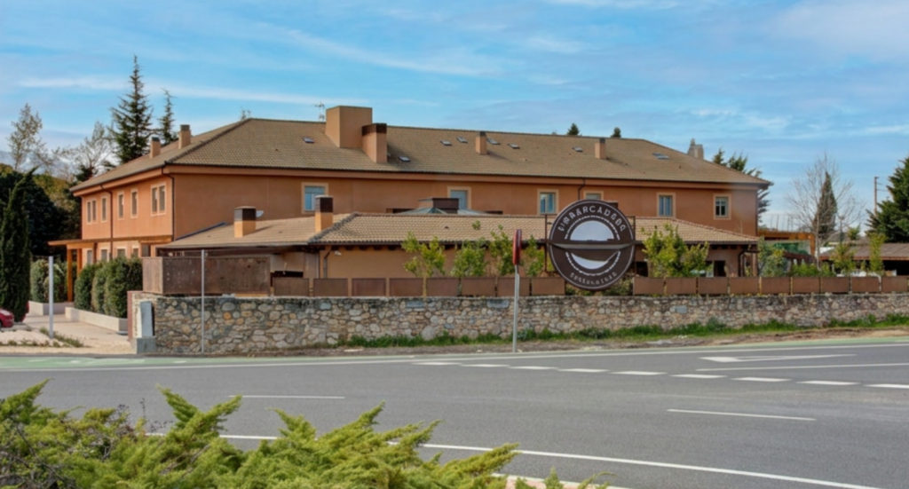 Fachada exterior del Hotel Faisanera Golf y el Restaurante Embarcadero 601 a pie de carretera, ideal para grupos de motoristas en Segovia.