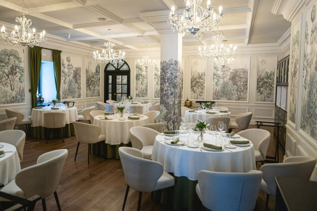 Comedor exclusivo del Restaurante Reina XIV para saber dónde comer en Segovia gastronómico.