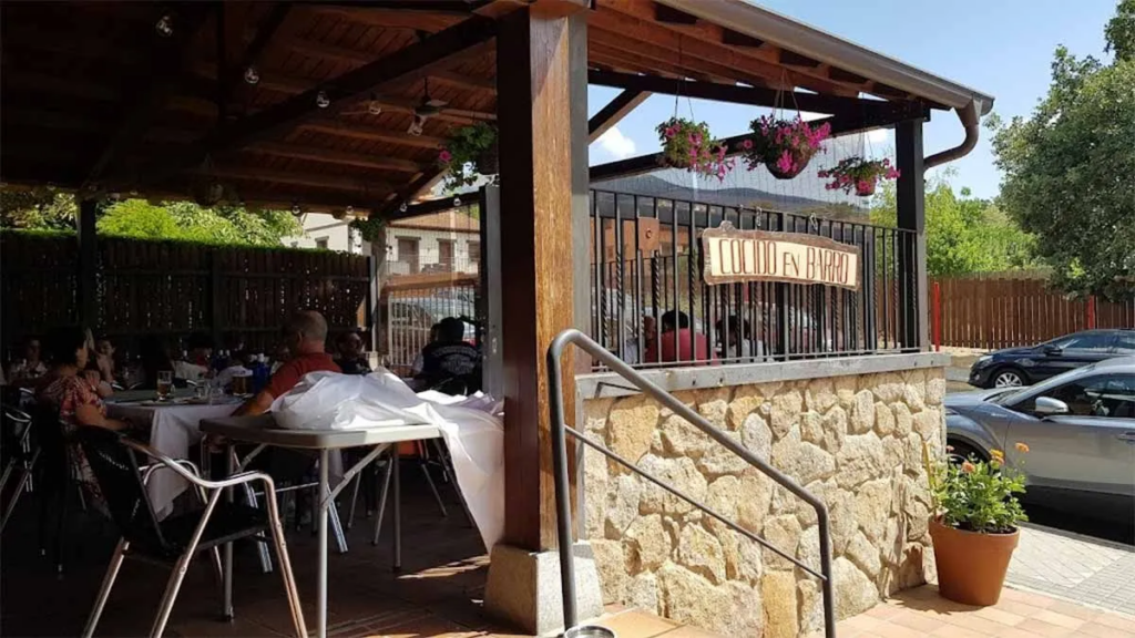 Terraza rústica del restaurante para saber dónde comer cerca de Segovia y Valsaín tradicional.
