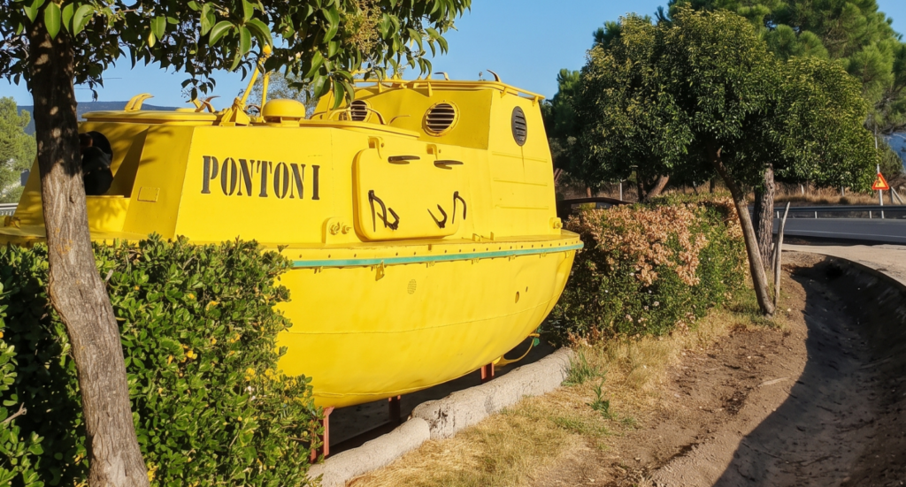 El curioso submarino amarillo, que en realidad es un bote de supervivencia ruso, situado junto a la carretera CL-601 en Palazuelos de Eresma, Segovia. En su lateral se lee "PONTON I".