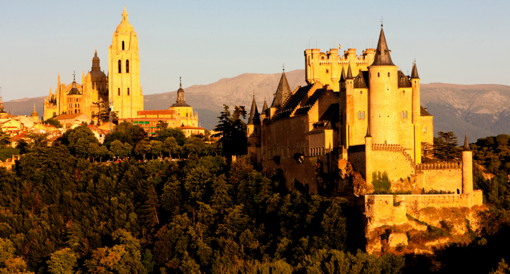 Panorámica del Alcázar y la Catedral para una guía sobre dónde comer en Segovia.